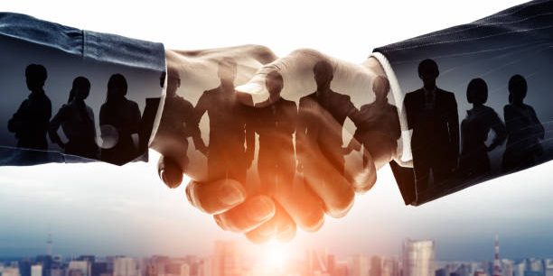 partenariat-de-concept-dentreprise-groupe-dhomme-daffaires-soutien-C3A0-la-clientC3A8le-travail