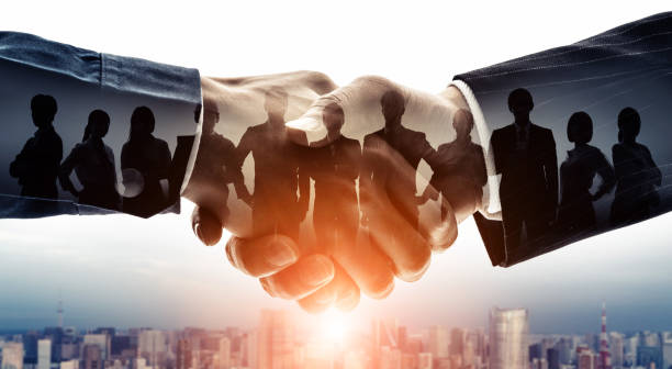 partenariat-de-concept-dentreprise-groupe-dhomme-daffaires-soutien-C3A0-la-clientC3A8le-travail